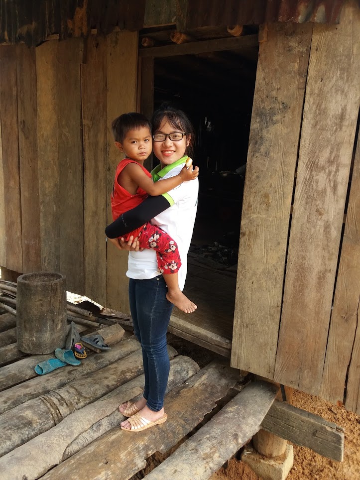 Bạn Phạm Hào Hiệp - trưởng Ban Tài Trợ, cùng trẻ em ở xã Đăk Ring, huyện Kon Plong, tỉnh Kon Tum, nơi sẽ tổ chương trình Áo Ấm Mùa Đông 2017