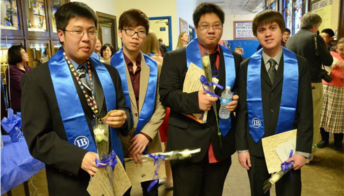 Thomas Trần (thứ hai từ bên trái) kết thúc chương trình ESL (dành cho học sinh mới sang Mỹ) chỉ trong một năm. Ảnh: NVCC.