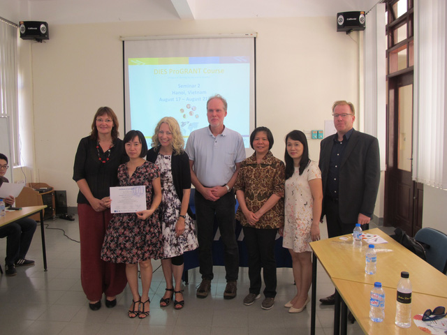 TS Chu Thị Xuân của Viện Đào tạo quốc tế về Khoa học Vật liệu (ITIMS) cùng các đồng nghiệp nước ngoài