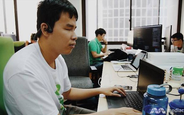 Chàng trai Việt 23 tuổi loại 400 hồ sơ, trở thành coder khiếm thị duy nhất trên toàn khu vực của Grab, làm việc tại trụ sở chính ở Singapore