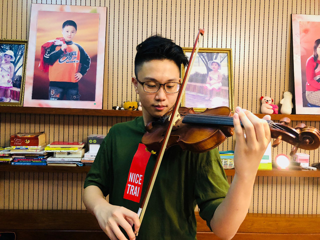 Mạnh Hùng có năng khiếu về môn violin.