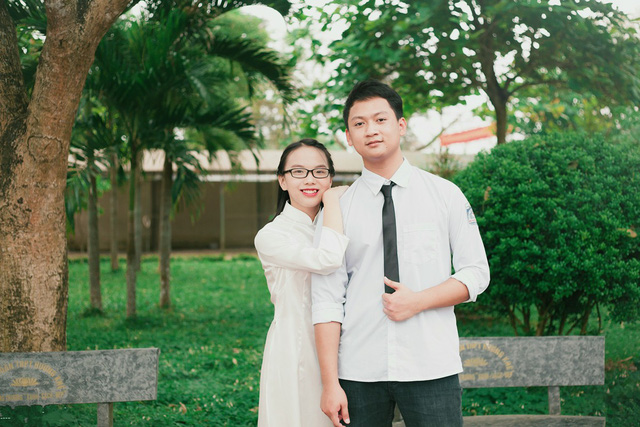 Phan Thị Thanh Hà (trái) trúng tuyển Đại học Bryn Mawr kèm học bổng 268.000 USD cho 4 năm học.