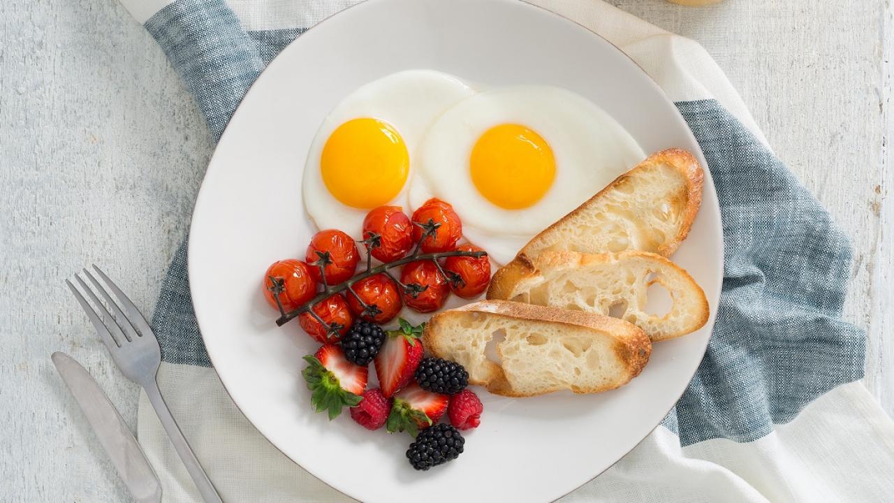 Можно есть яйца каждый день на завтрак. Красивый завтрак. Яичница. Блюда на завтрак. Завтрак на тарелке.